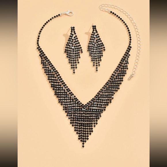 Gorgeous Rhinestone Statement Necklace & Earrings Set - Picture 2 of 4